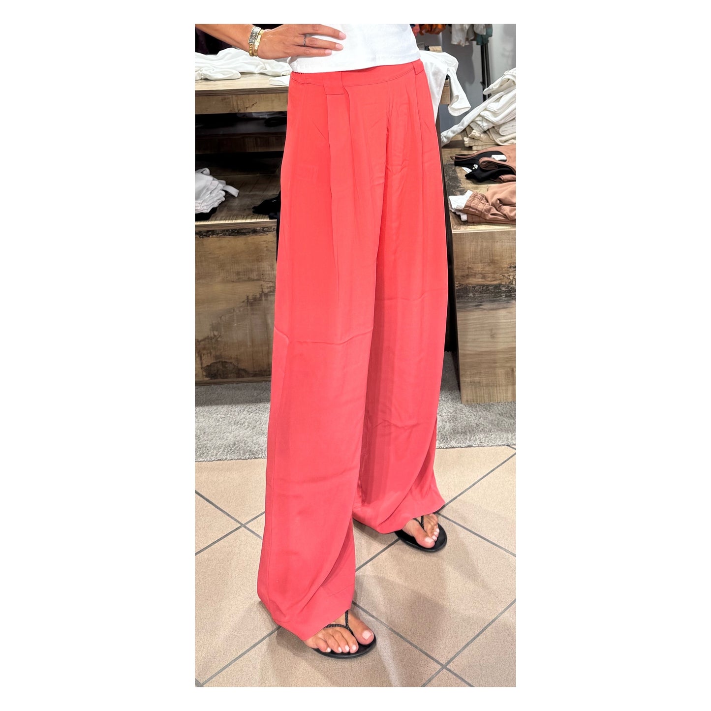 Pantalone palazzo sfumato scuro sul fondo - Meme