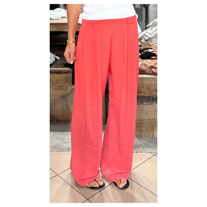 Pantalone palazzo sfumato scuro sul fondo - Meme